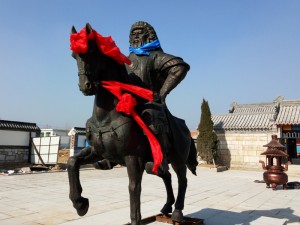 先祖必里海塑像