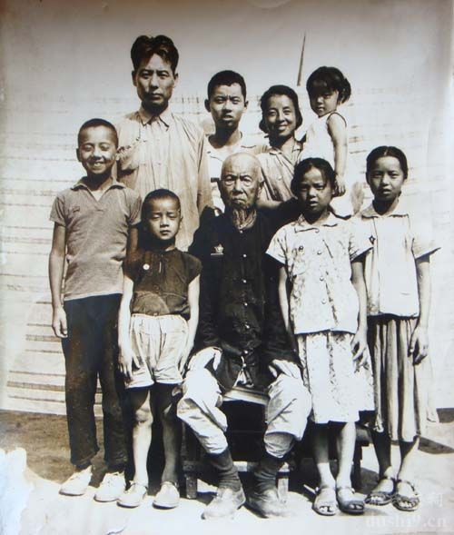 都孟实与子孙合影